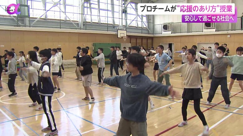 チアリーダーと踊る生徒たち