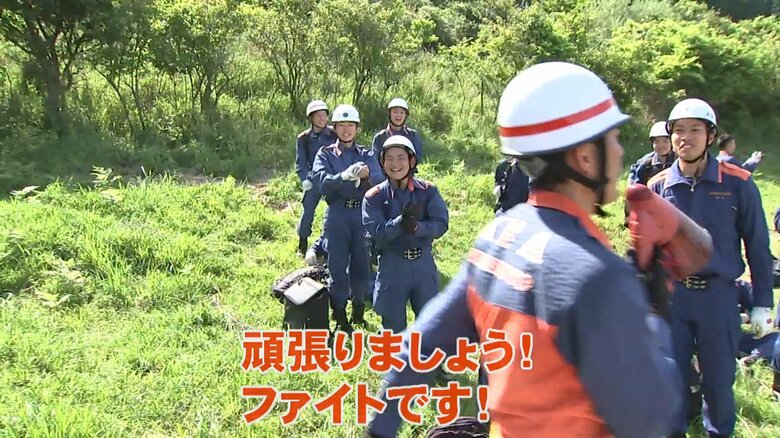 消防士たちに励まされ…