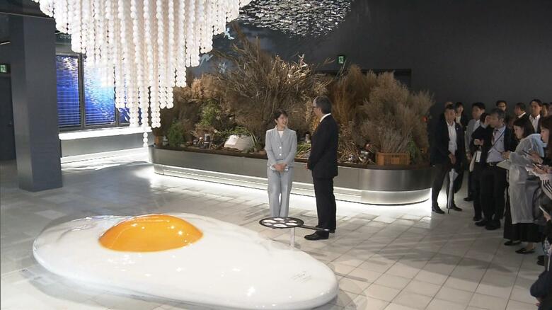 オブジェ「一生分のたまご」をご覧になる愛子さま