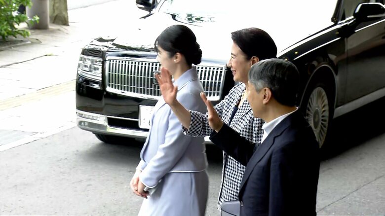 ホテルでは集まった人に手を振る場面も　9月12日