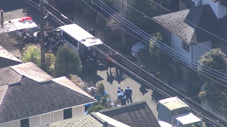 発生直後の現場の様子。規制線が、広範囲にはられていた。