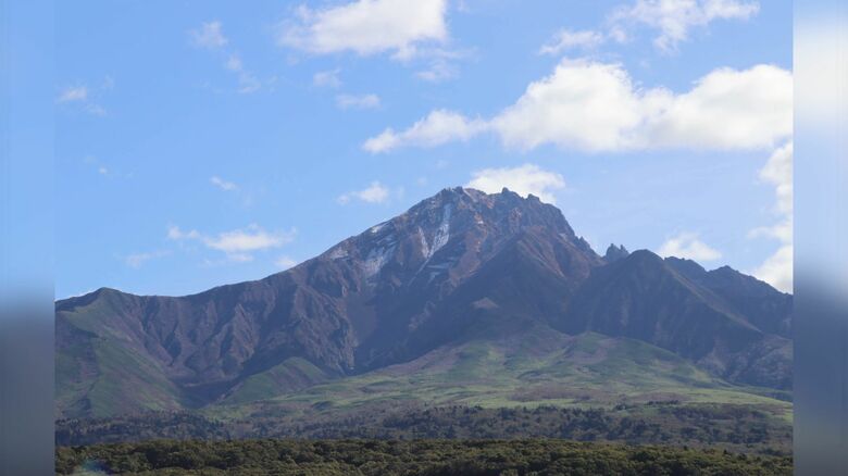 利尻山で初冠雪