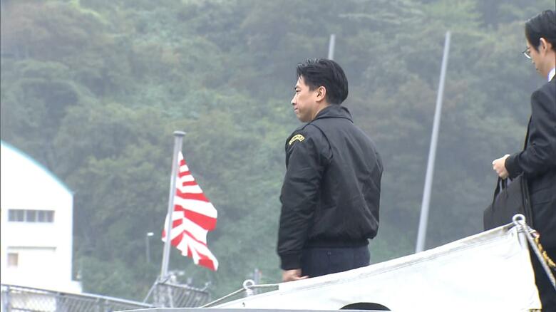 護衛艦「くまの」を視察した小泉防衛相