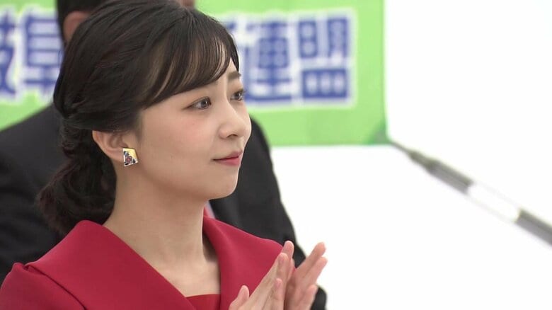 有田焼のイヤリングを身につけられた佳子さま