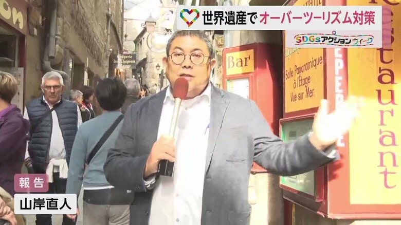 修道院に続く歩道。両側には飲食店や土産物店が建ち並び、多くの人が行き交う