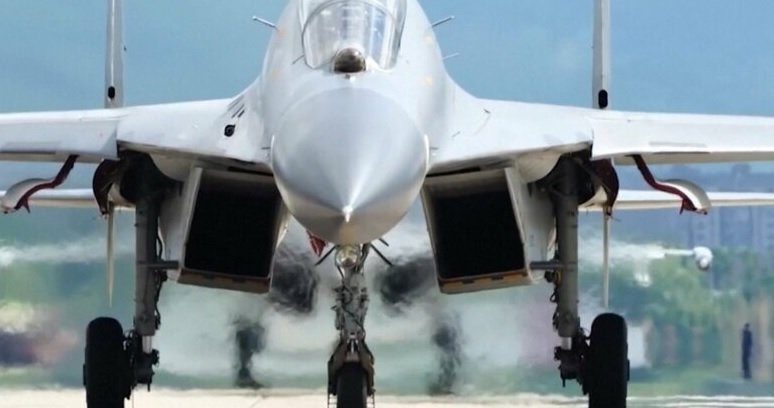 中国空軍のJ-16戦闘爆撃機