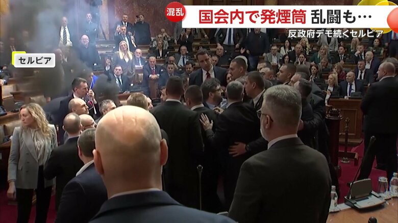 議員たちの影から立ち上った煙