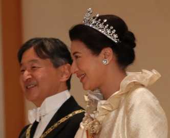 皇后第一ティアラに菊のイヤリングの雅子さま