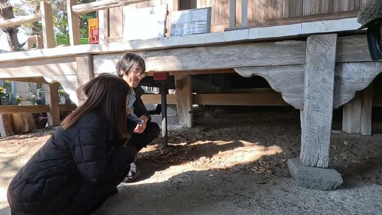 大澤寺の床下をのぞく長谷川さんと大森アナ