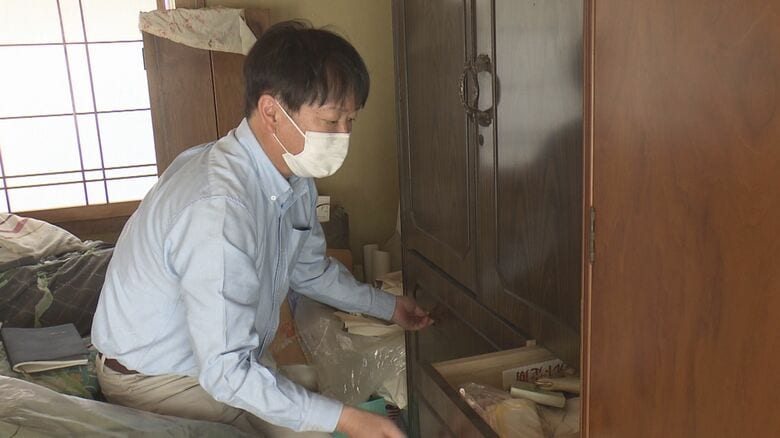 慎重に作業を進める齋藤社長