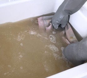 7年近い間たまった汚れで水が茶色に！（提供：平島利恵さん）
