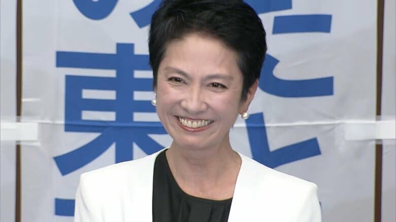 小池氏の3期目が当選確実となった後の蓮舫氏の様子…目には涙？（7日午後8時過ぎ）