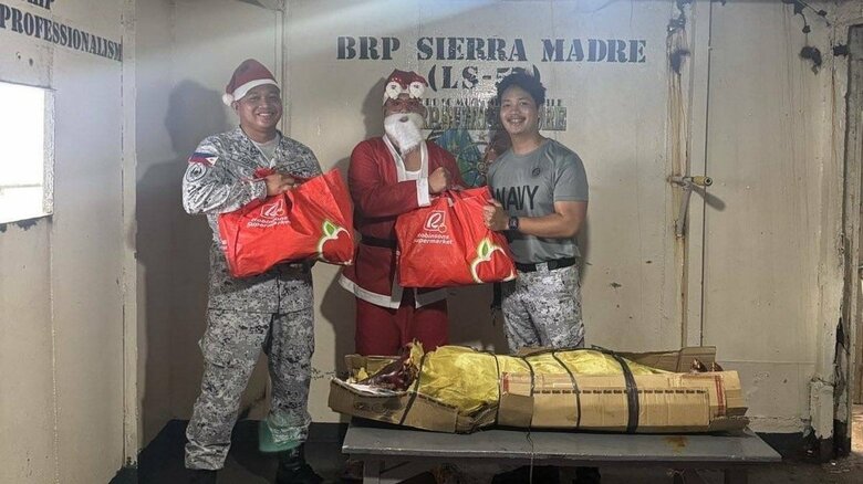補給物資とクリスマスプレゼントを受け取るアユンギン礁駐留兵士