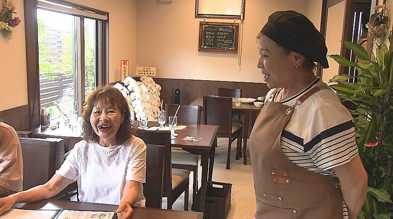 ナポリタンの復活を喜ぶ山岸さん（左）