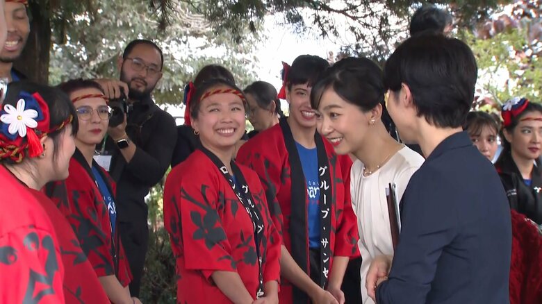 地元の子どもたちと交流される佳子さま