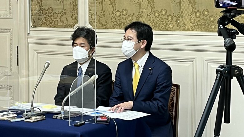 記者会見する立憲民主･山井和則氏ら（21日）