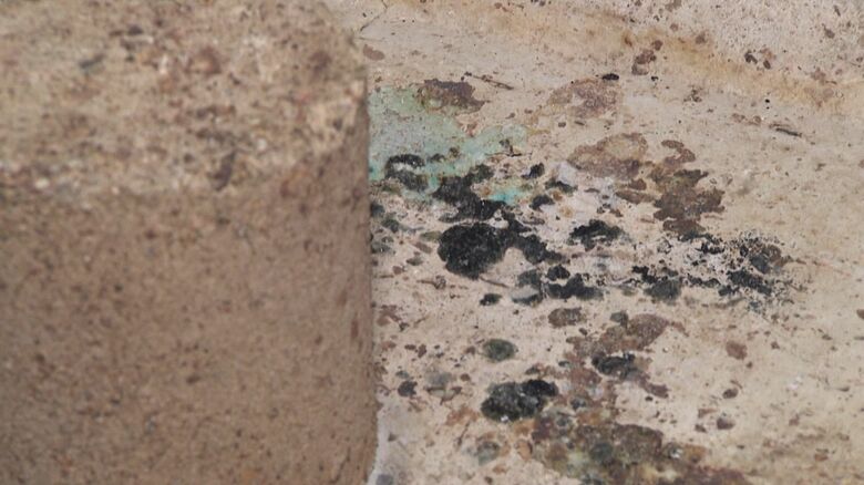 火葬用の台車に残るガラスやこびりついた跡