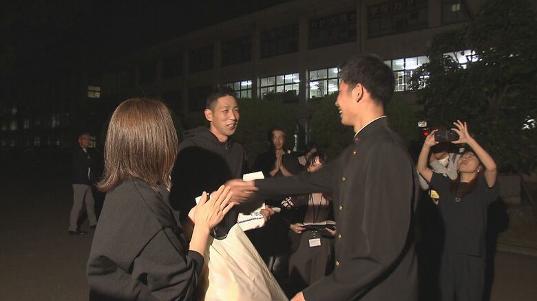 会見後両親と喜びあう平田選手
