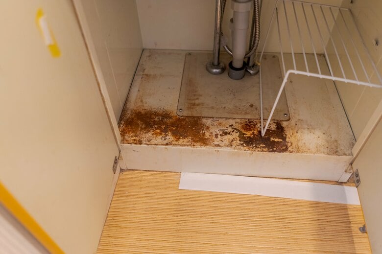 流し台の下は湿気がこもりやすく、NG（画像はイメージ）