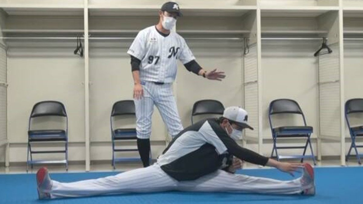 これが163キロを生む柔軟性 ロッテ佐々木朗希が180度開脚ストレッチ動画を野球少年に公開