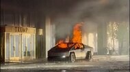 テロか？トランプホテルの前でテスラ車が爆発…7人ケガし車内から1人の遺体　マスクCEO「爆発は車両と無関係」