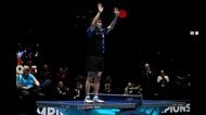 世界選手権で優勝が決定した直後、中国・林詩棟選手が卓球台の上に立って喜びを爆発させ物議…賛否分かれる