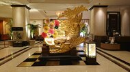 駅前ホテルに「名古屋城の金シャチ」原寸大レプリカ登場! FRP製でも100kg「街の魅力再発見を」