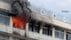 東京・北区小学校火事　外のひさしに取り残された児童たちも　コンク…
