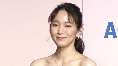 吉岡里帆のデコルテ露わな美しいドレス姿に「本気出してきたな」田中圭も太鼓判？ 第50回ベストドレッサー賞｜FNNプライムオンライン