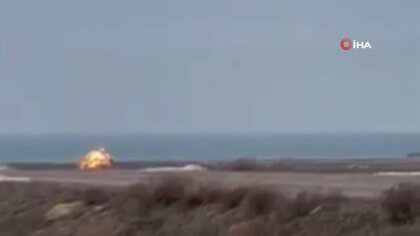 機首を下げて地面へ一直線…ロシアに向かうアゼルバイジャンの旅客機墜落の瞬間　カザフスタンの現場には“真ん中”折れた機体　子ども2人含む28人生存か