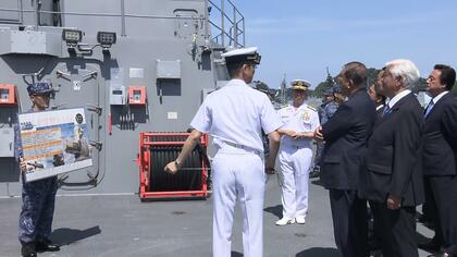 石破首相、事実上”空母化”進む護衛艦「かが」視察　「広大な海と空の防衛体制の強化に寄与する」