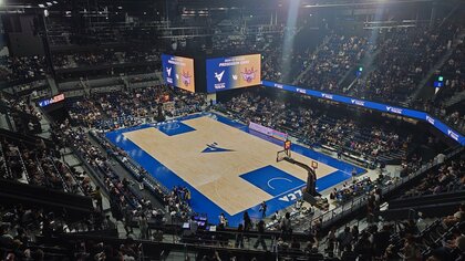 長崎スタジアムシティ・アリーナ初試合に2000人が列　開業前の有観客イベントは「臨場感でワクワクが止まらない」