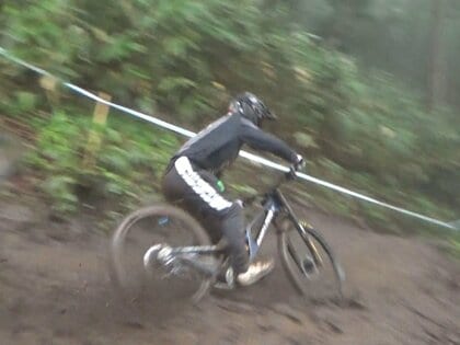 最高時速70km程にも…山頂からマウンテンバイクで一気に下る『ダウンヒル』全日本選手権で18歳の次世代ライダーが優勝
