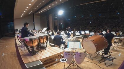 警察音楽隊の“ジャンボリミッキー！”に大歓声…交番勤務との両立に励む指揮者の音楽隊員「県民との音の架け橋に」