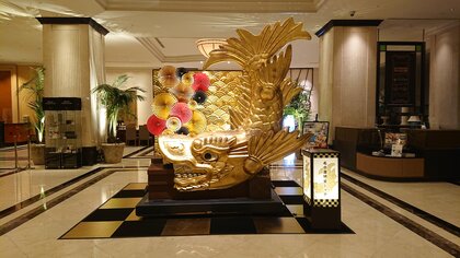 駅前ホテルに「名古屋城の金シャチ」原寸大レプリカ登場！ FRP製でも100kg「街の魅力再発見を」