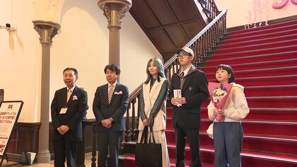 「赤れんが庁舎」入館者50万人を突破！50万人目となった親子に記念品が渡される＿5月10日までの間スタンプラリーなどが行われる〈北海道札幌市〉