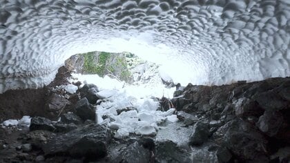 “雪のアーチ”にドローンで入ってみたら…　日本百名山「荒島岳」に残る冬の忘れ物　大自然が生み出す造形美
