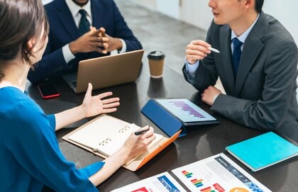 夏場のビジネスパーソン最大の課題は「体感温度管理」 女性はオフィスの空調が“効きすぎて寒く”、男性は空調が“弱すぎて暑く”感じている