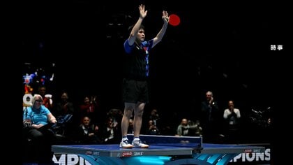 世界選手権で優勝が決定した直後、中国・林詩棟選手が卓球台の上に立って喜びを爆発させ物議…賛否分かれる