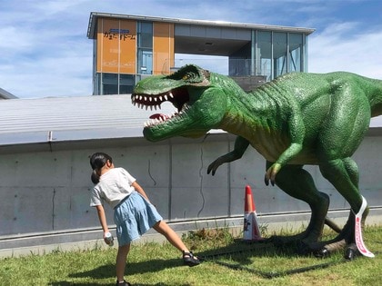 トリケラトプスに乗れちゃう！恐竜スノードームづくりで夏休みの宿題に
