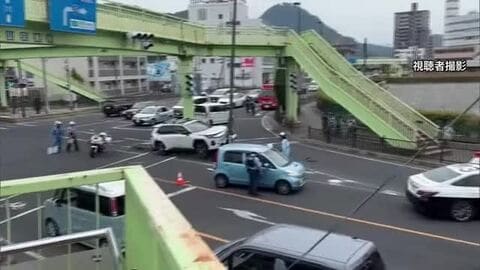 国道交差点で車3台絡む事故…普通乗用車運転60代男性が意識不明の重体（鳥取市）