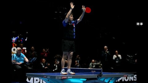 世界選手権で優勝が決定した直後、中国・林詩棟選手が卓球台の上に立って喜びを爆発させ物議…賛否分かれる