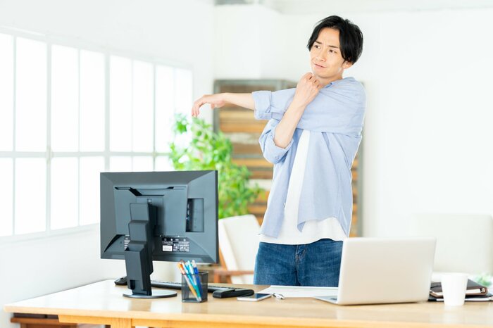 定期的に立ち上がったり運動をするのが大切(イメージ)