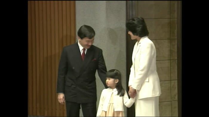 玄関先で出迎えられた雅子さまと愛子さま（東宮御所）