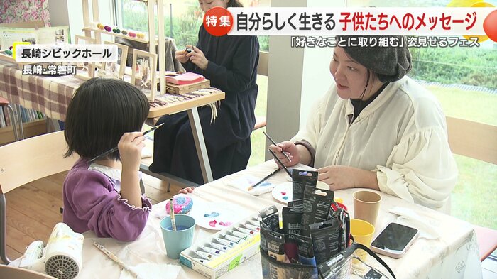 その場で作品づくりができるブースも(長崎シビックホール)