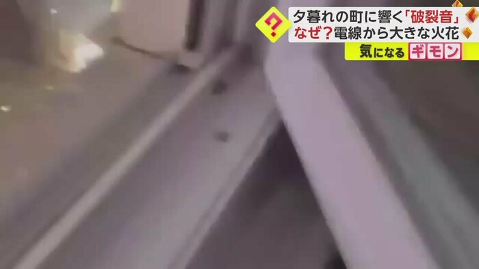 激しい火花から撮影者が身を隠している(画像:IHA)