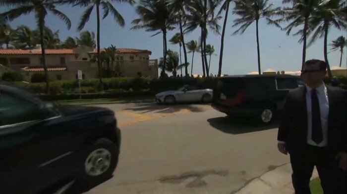 マール・ア・ラーゴを出発するトランプ氏を乗せた車の車列(4月3日)