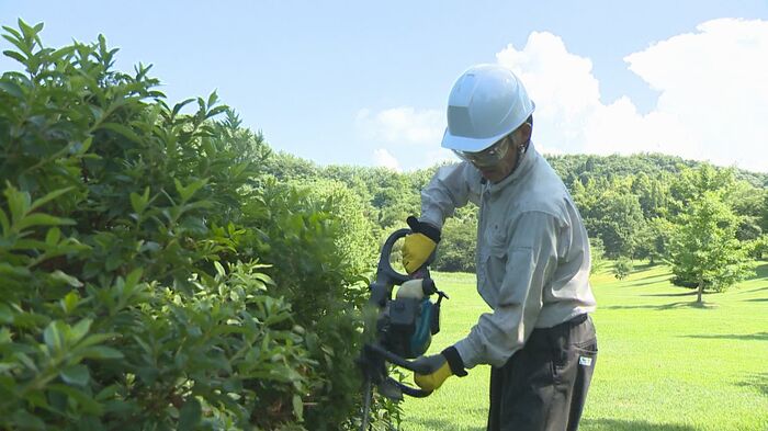 熱中症対策を取りながら屋外で作業