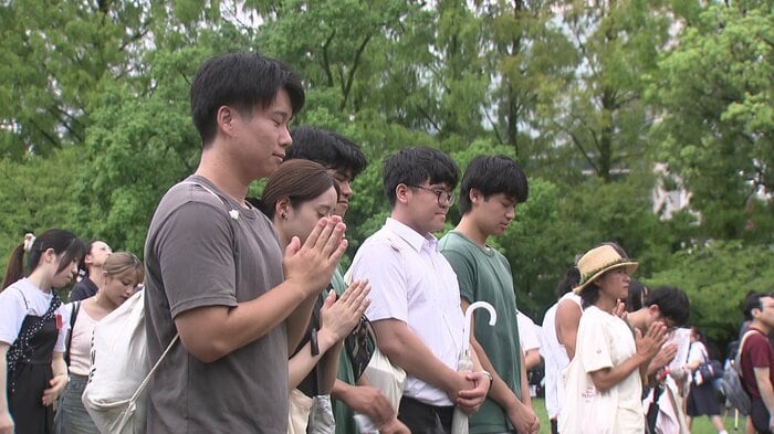 多くの人が手を合わせた
