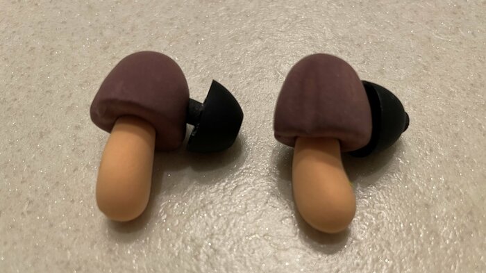 イヤーピースを付けるとこうなる(提供:明治)